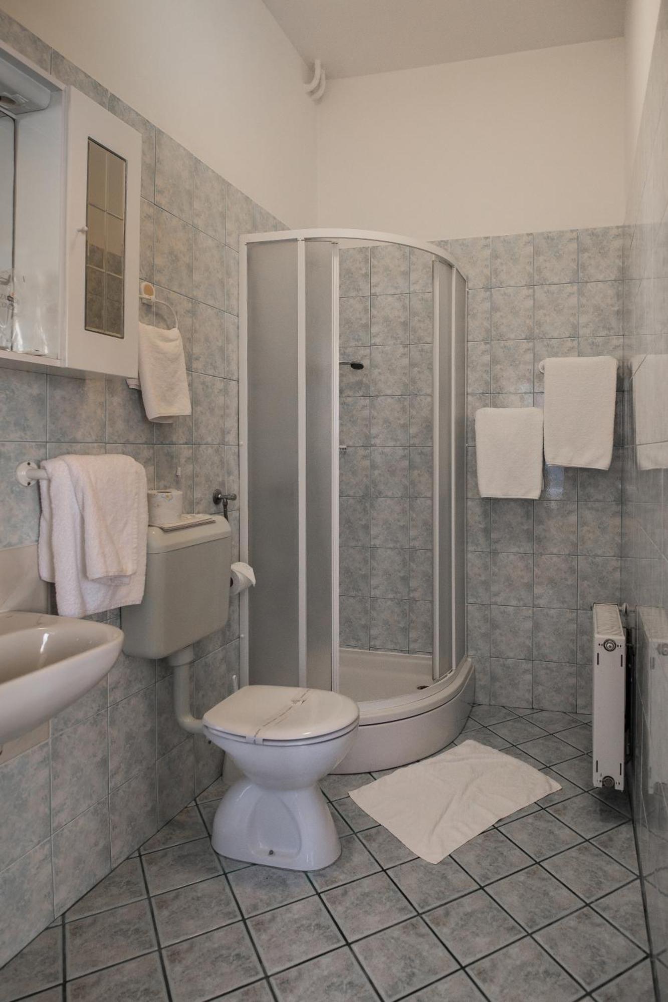 Hotel Carlstadt Карловац Екстериор снимка