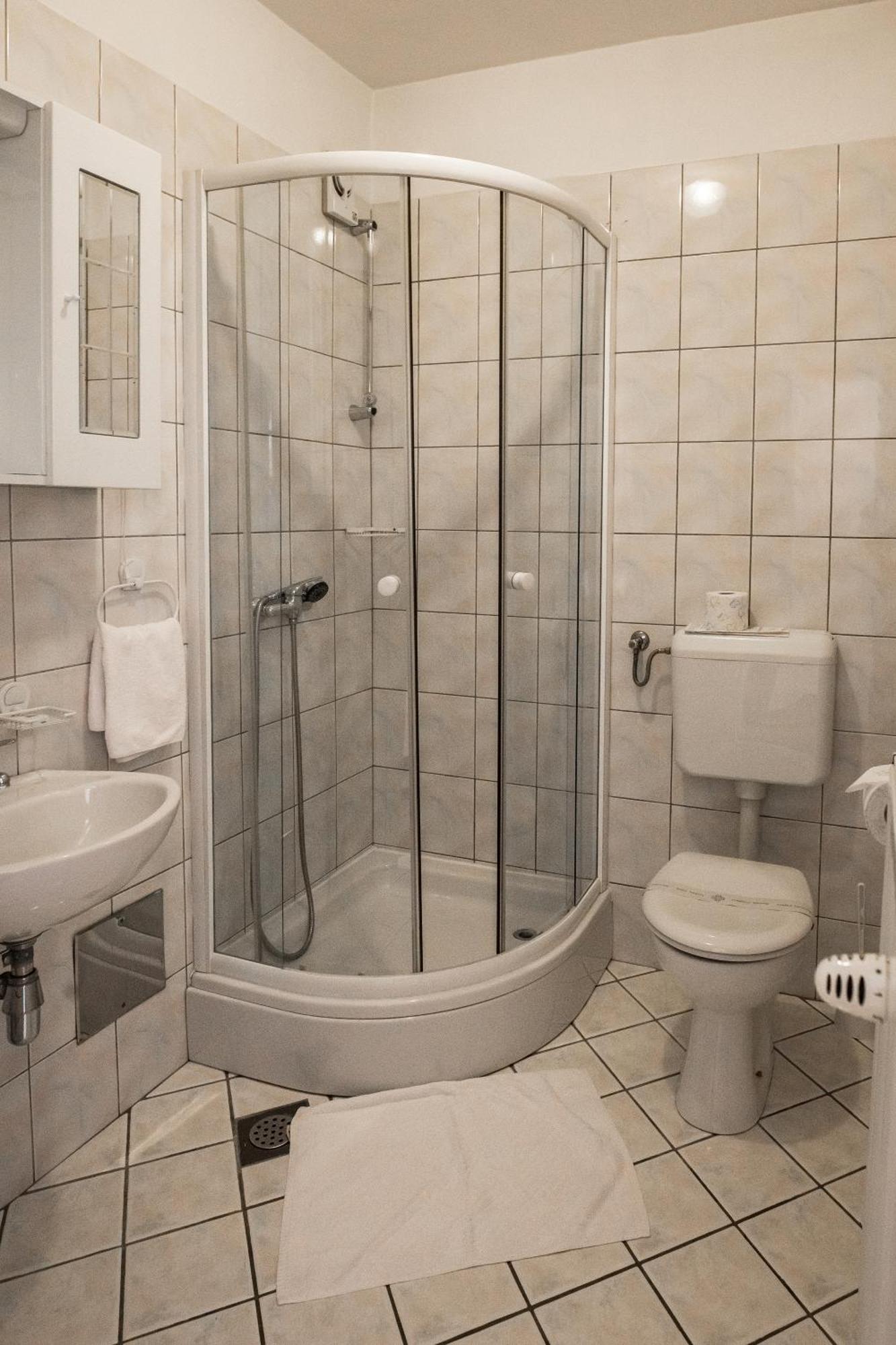 Hotel Carlstadt Карловац Екстериор снимка