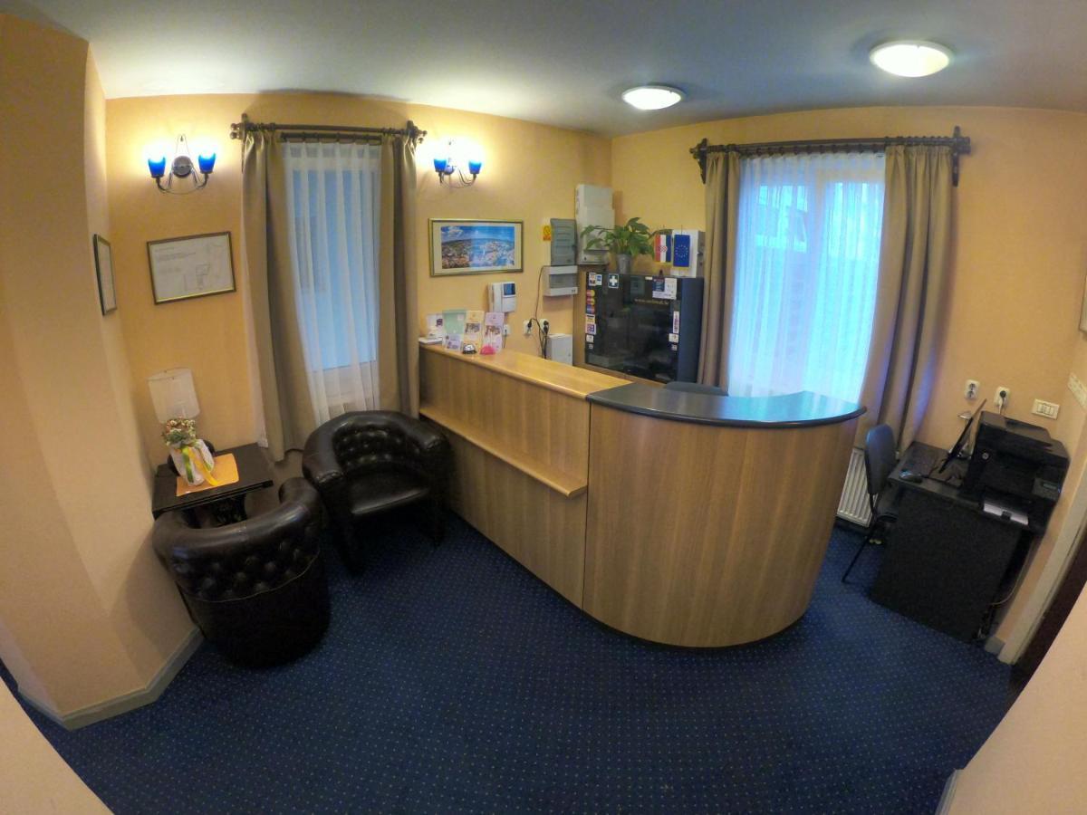 Hotel Carlstadt Карловац Екстериор снимка