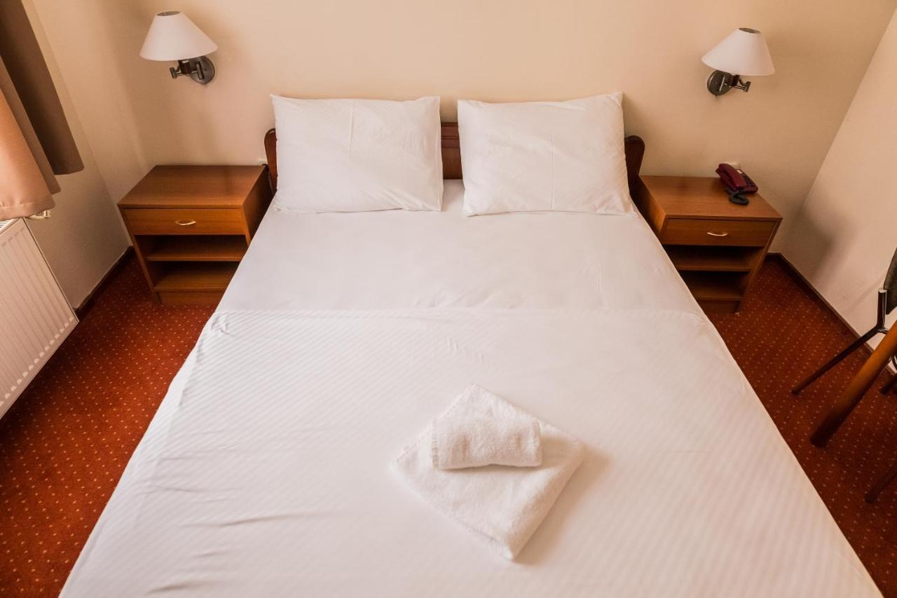 Hotel Carlstadt Карловац Екстериор снимка