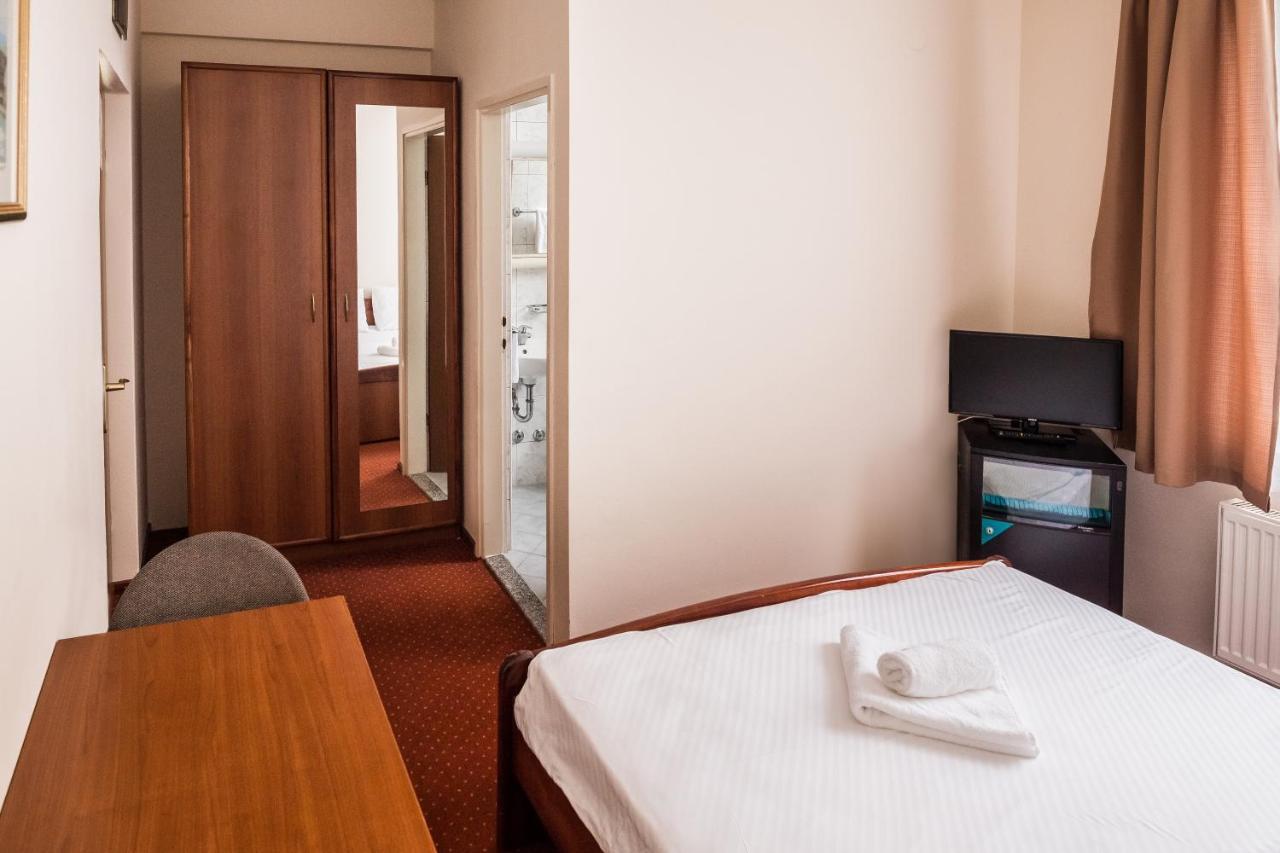 Hotel Carlstadt Карловац Екстериор снимка
