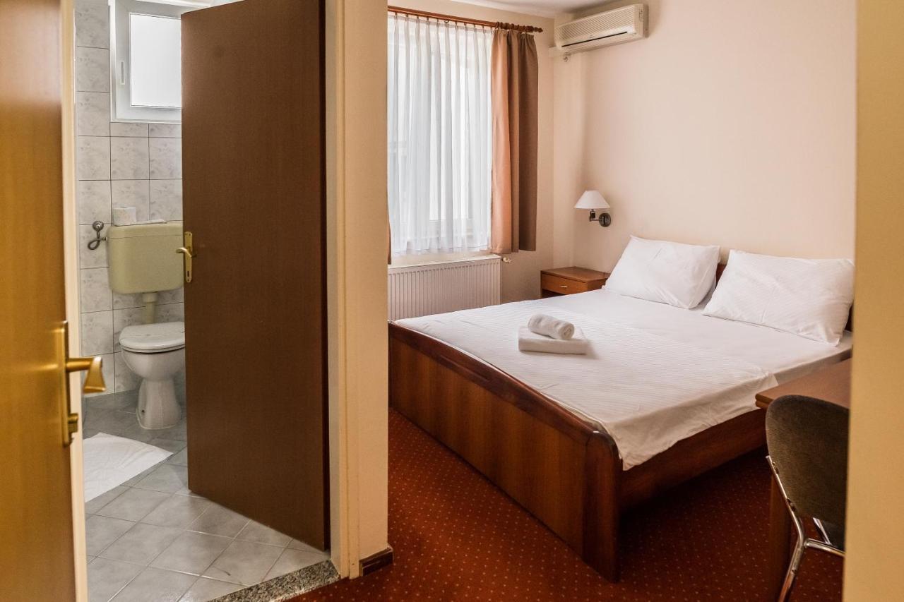 Hotel Carlstadt Карловац Екстериор снимка