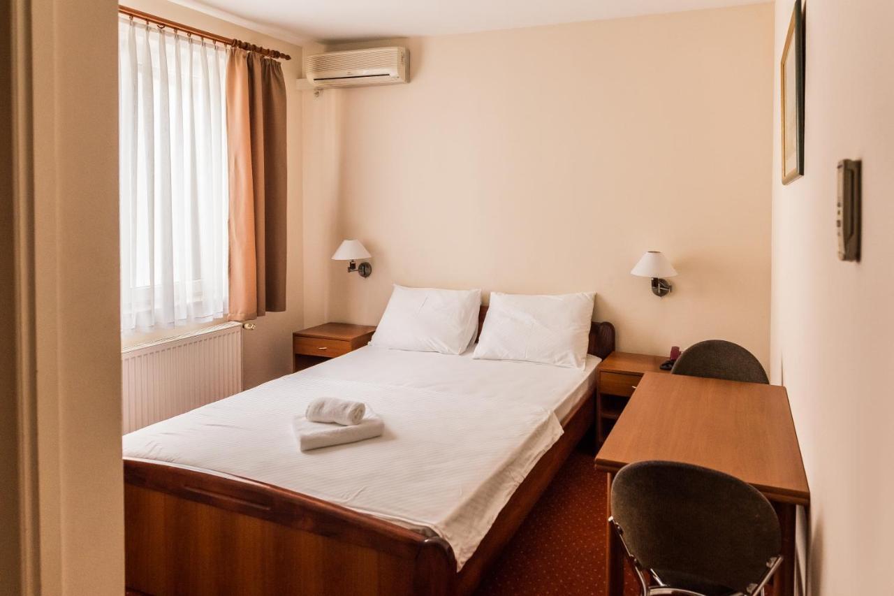 Hotel Carlstadt Карловац Екстериор снимка
