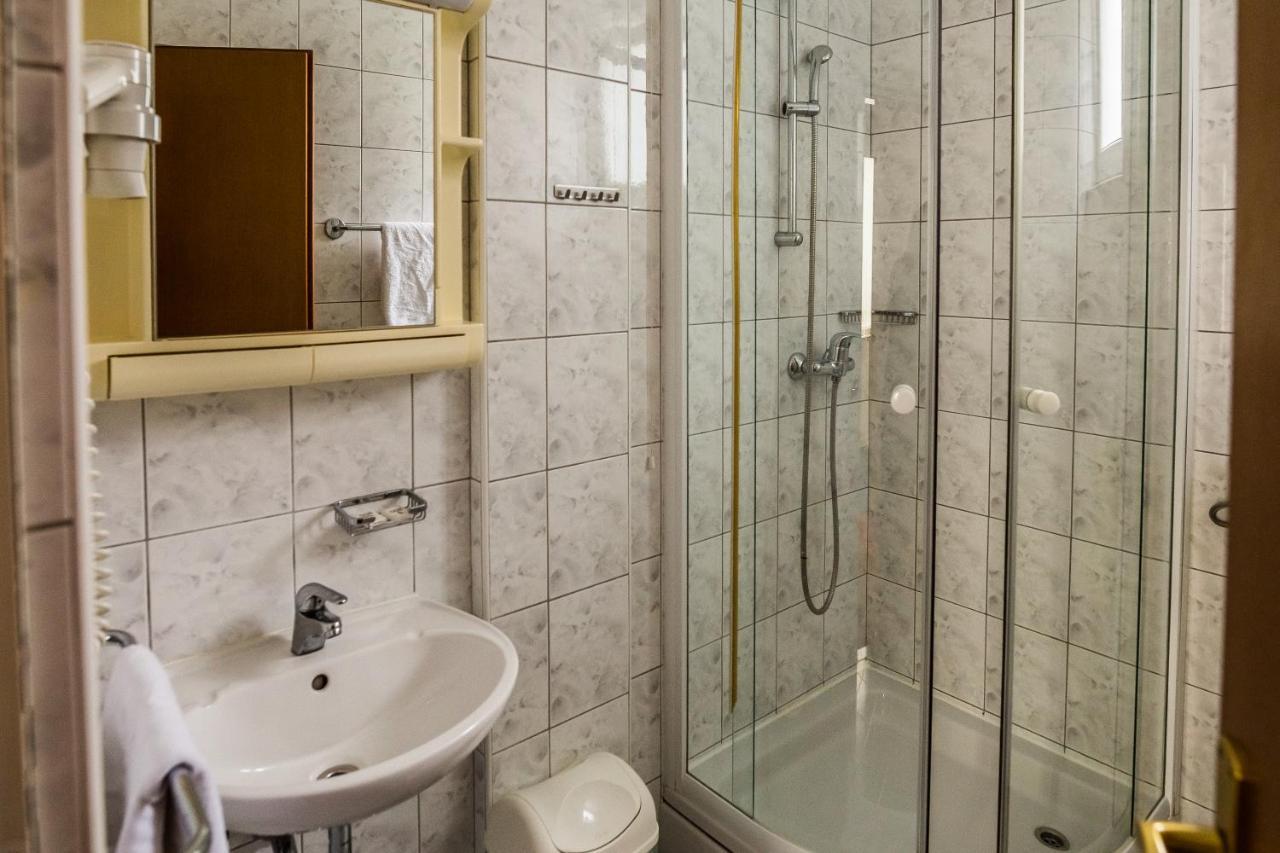 Hotel Carlstadt Карловац Екстериор снимка