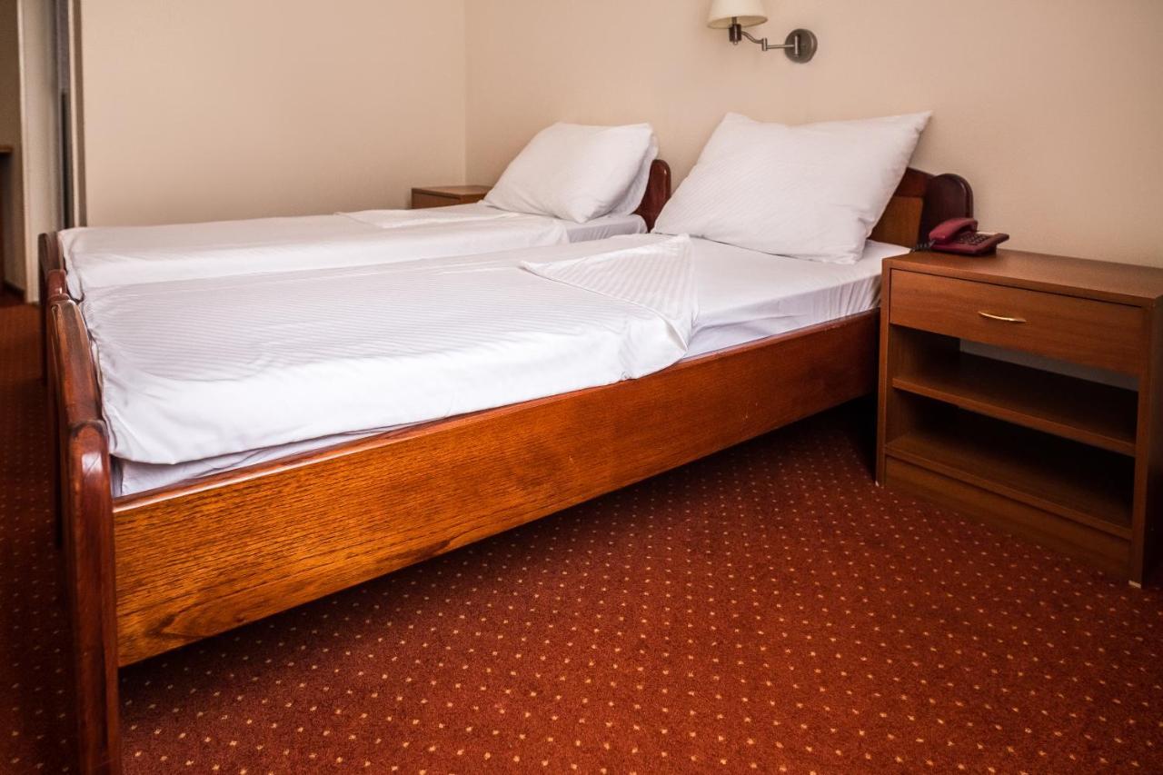 Hotel Carlstadt Карловац Екстериор снимка