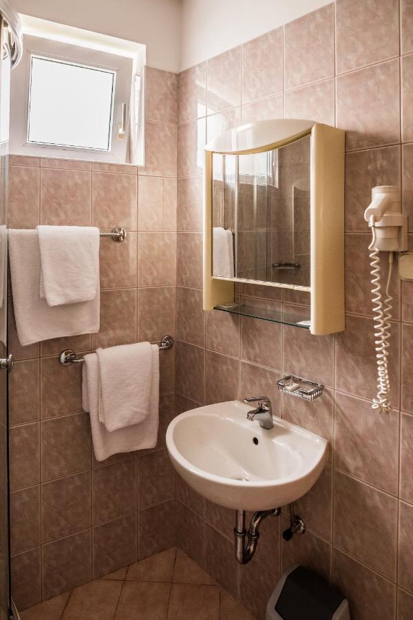 Hotel Carlstadt Карловац Екстериор снимка