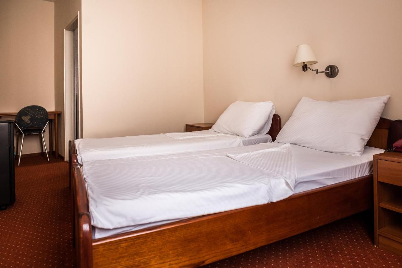 Hotel Carlstadt Карловац Екстериор снимка
