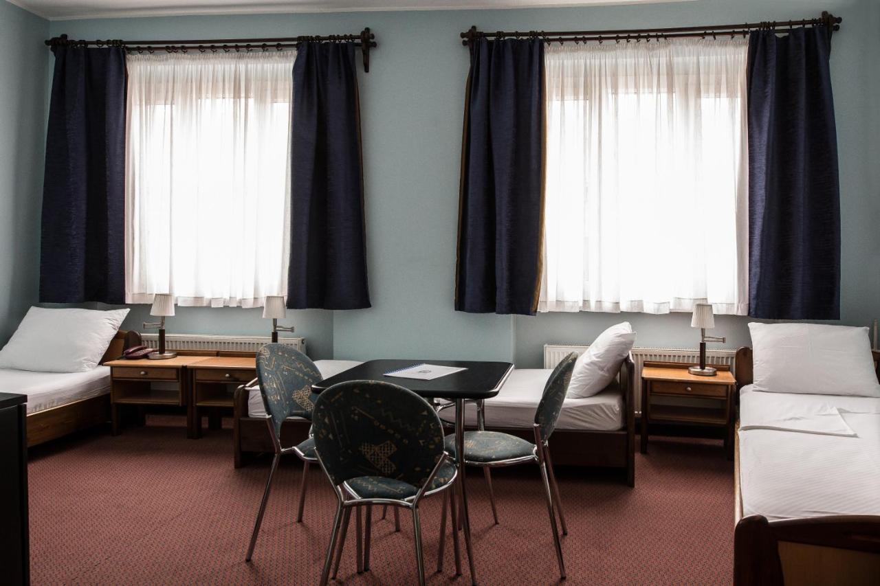 Hotel Carlstadt Карловац Екстериор снимка