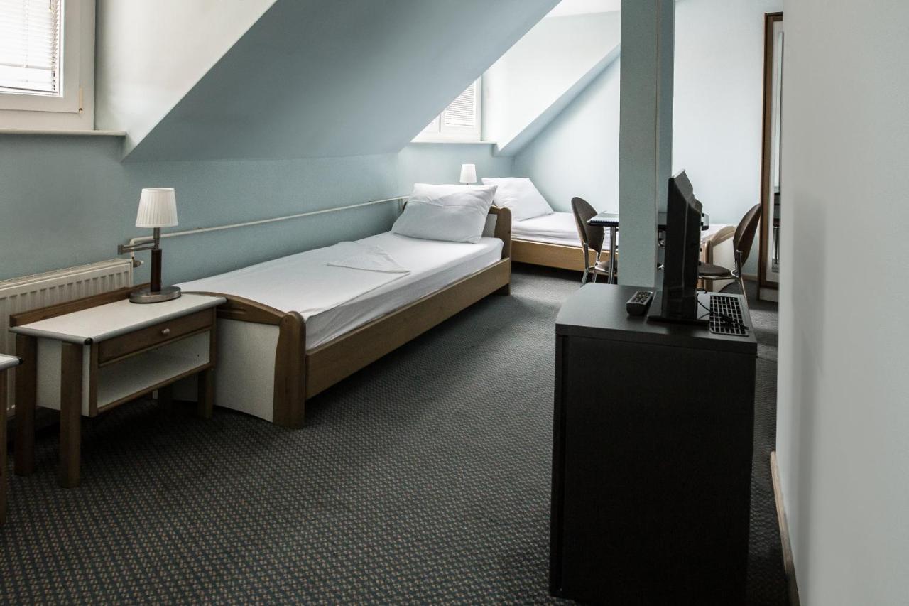 Hotel Carlstadt Карловац Екстериор снимка