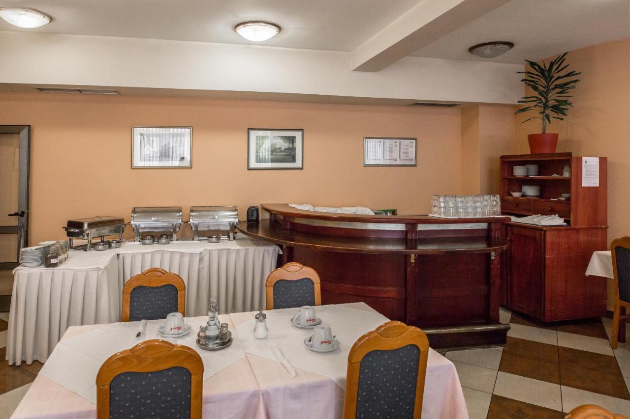 Hotel Carlstadt Карловац Екстериор снимка