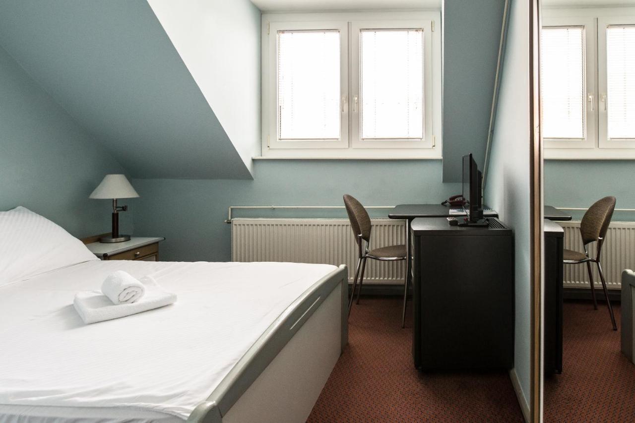 Hotel Carlstadt Карловац Екстериор снимка