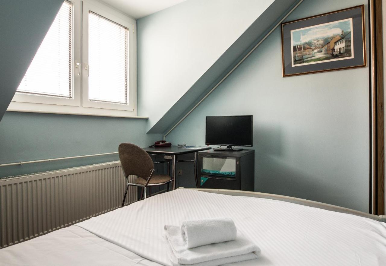 Hotel Carlstadt Карловац Екстериор снимка