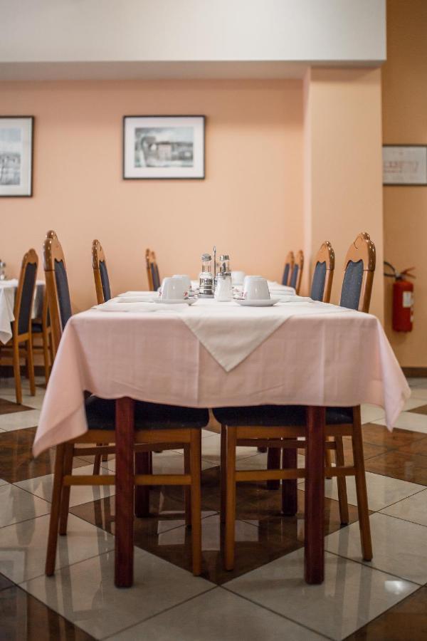 Hotel Carlstadt Карловац Екстериор снимка